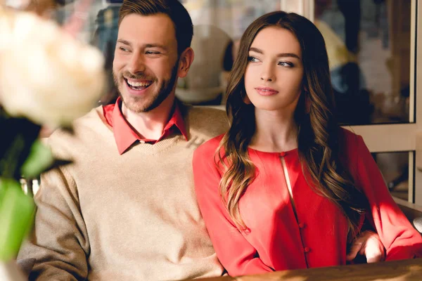 Hombre Barbudo Feliz Sentado Cerca Chica Atractiva Cafetería — Foto de Stock