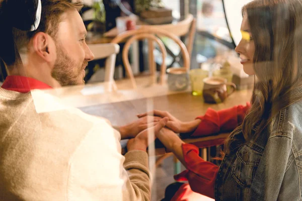 Knappe Man Kijken Naar Aantrekkelijk Meisje Terwijl Handen Cafe — Stockfoto