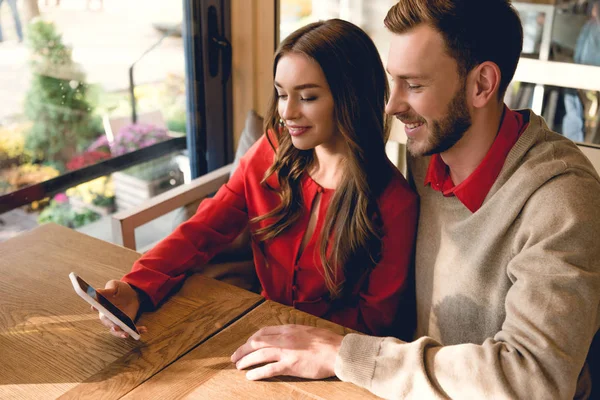 Homem Barbudo Feliz Olhando Para Smartphone Perto Menina Atraente Café — Fotografia de Stock