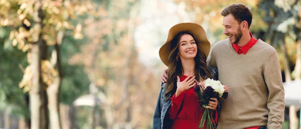 Panoramic Shot Happy Man Looking Girlfriend Hat Smiling While Holding — Stock Photo, Image