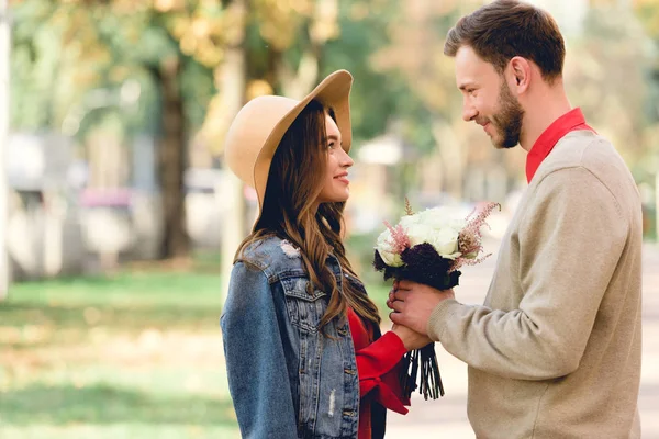 Bonito Homem Dando Flores Para Atraente Namorada Chapéu — Fotografia de Stock