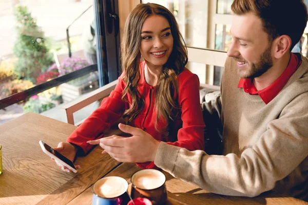 Happy Man Gesturing While Looking Smartphone Beautiful Girl — Stock Photo, Image
