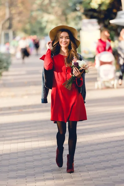 Mujer Feliz Vestido Rojo Sombrero Caminando Con Flores Parque — Foto de Stock