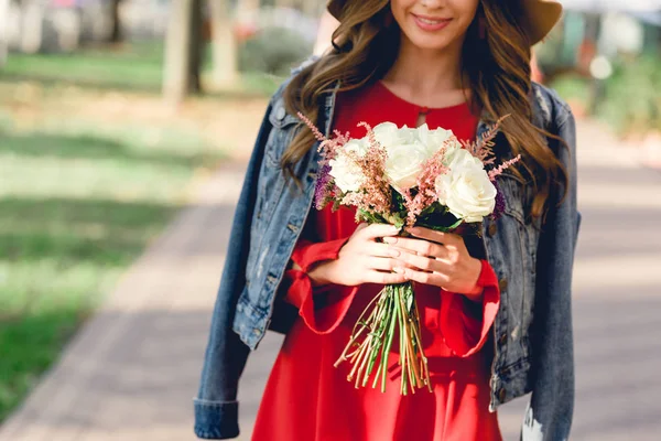 Vista Recortada Mujer Feliz Sosteniendo Flores Mientras Está Pie Parque —  Fotos de Stock