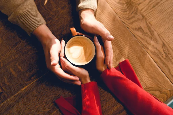 Top Syn Man Och Kvinna Som Håller Kopp Kaffe Caféet — Stockfoto