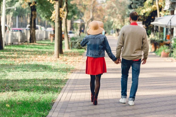 Back View Man Woman Hat Holding Hands While Walking Park — Stock Photo, Image