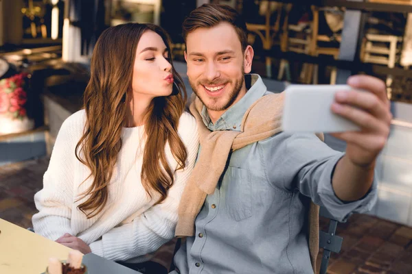 Foco Seletivo Homem Bonito Tomando Selfie Com Namorada Alegre Com — Fotografia de Stock