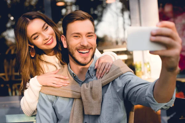 Foco Seletivo Homem Feliz Tomando Selfie Com Namorada Alegre — Fotografia de Stock