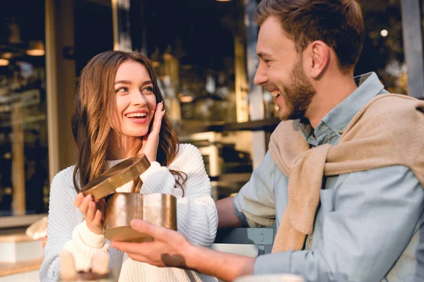 Förvånad Ung Kvinna Tittar Vacker Pojkvän Hålla Hjärt Form Låda — Stockfoto