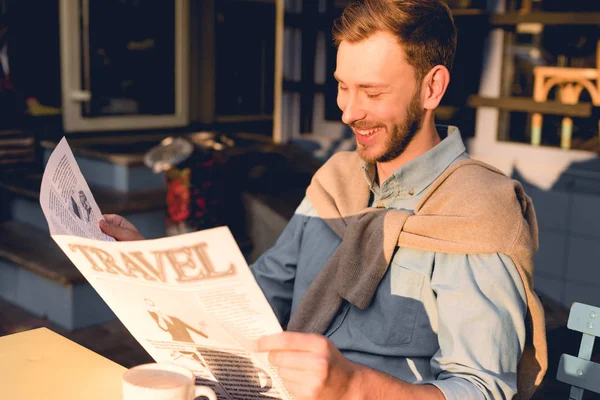 Ευτυχισμένος Άνθρωπος Διαβάζοντας Ταξιδιωτική Εφημερίδα Κοντά Στο Φλιτζάνι Του Καφέ — Φωτογραφία Αρχείου