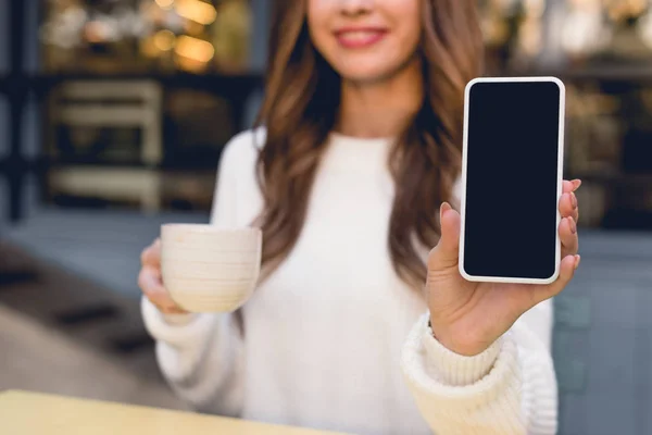 Vista Cortada Alegre Jovem Segurando Smartphone Com Tela Branco Copo — Fotografia de Stock