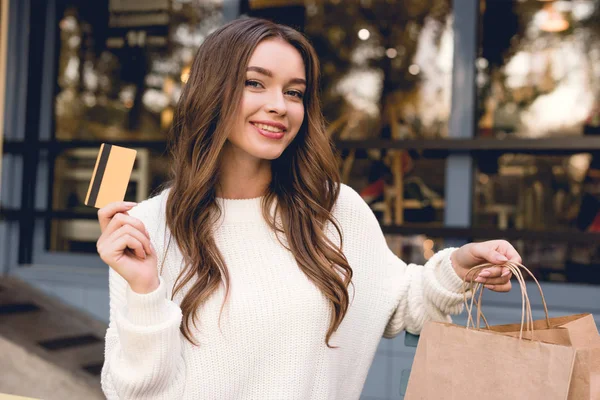 Menina Feliz Segurando Cartão Crédito Sacos Compras — Fotografia de Stock