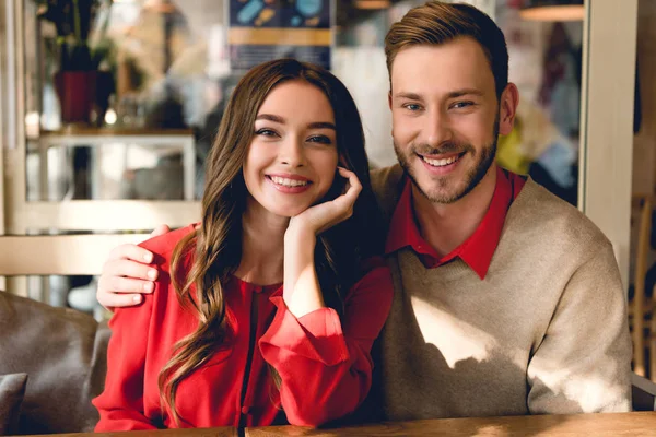 Feliz Barbudo Hombre Abrazando Atractiva Joven Mujer Mirando Cámara — Foto de Stock