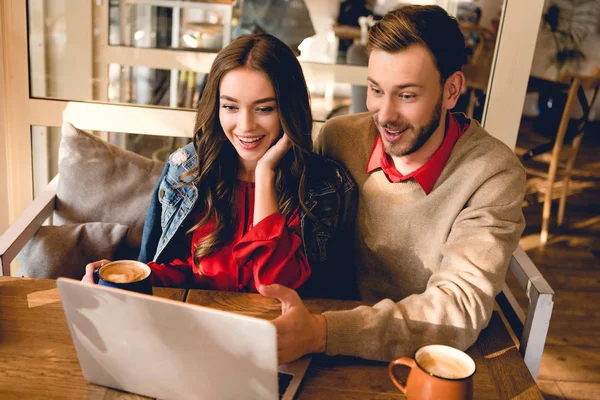 Fröhlicher Mann Und Glückliche Junge Frau Schauen Café Auf Laptop — Stockfoto