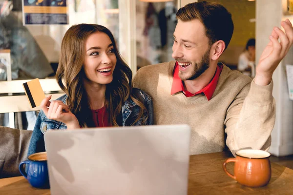 Cheerful Young Woman Holding Credit Card Looking Man Laptop — 스톡 사진
