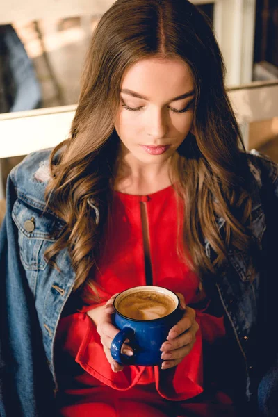 美丽的年轻女子在咖啡馆里拿着一杯咖啡的头顶视图 — 图库照片