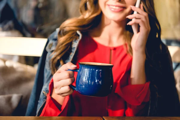 Vue Recadrée Femme Gaie Tenant Tasse Parlant Sur Smartphone — Photo