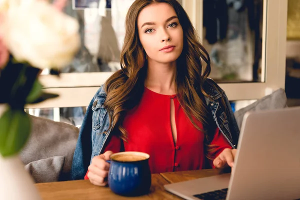 Blogger Atraente Usando Laptop Enquanto Segurando Xícara Café Café — Fotografia de Stock