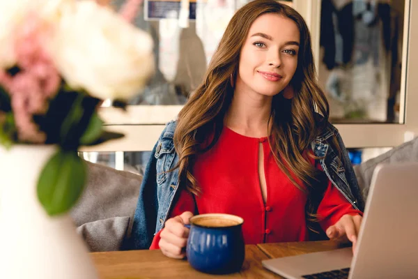Счастливый Блоггер Помощью Ноутбука Время Работы Кафе Возле Чашки Кофе — стоковое фото