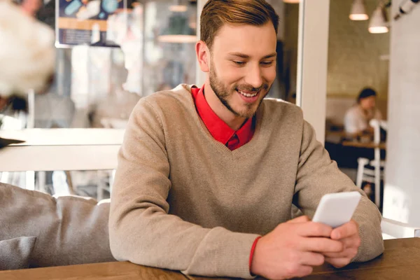 Mutlu Sakallı Adam Akıllı Telefon Bakıyor Kafede Gülümsüyor — Stok fotoğraf