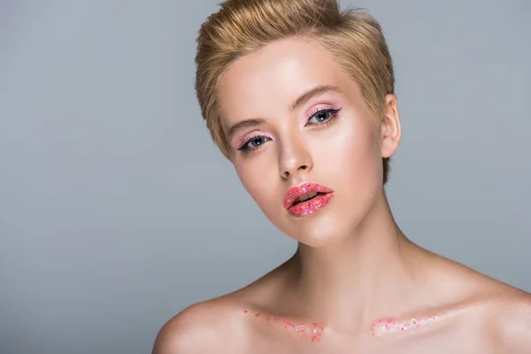 Porträt einer nackten attraktiven Frau mit glitzerndem Blick in die Kamera isoliert auf grau — Stockfoto