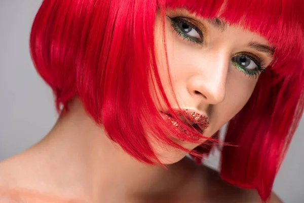 Headshot de mulher bonita com cabelo vermelho e brilho no rosto olhando para a câmera — Fotografia de Stock