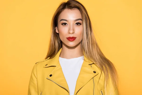 Retrato de jovem elegante mulher asiática isolado no fundo amarelo — Fotografia de Stock