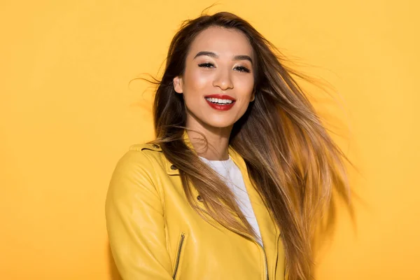 Modelo femenino atractivo joven posando sobre fondo amarillo - foto de stock