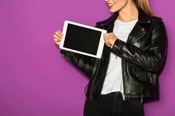 Plan recadré d'une jeune femme souriante tenant une tablette numérique avec écran blanc isolé sur violet — Photo de stock