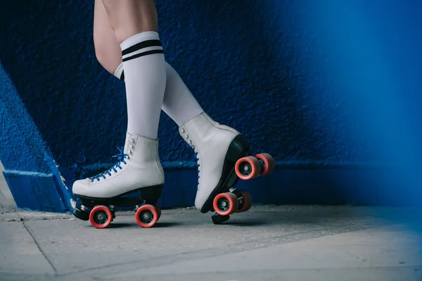 Vue partielle de la femme en chaussettes hautes blanches et patins à roulettes rétro — Photo de stock