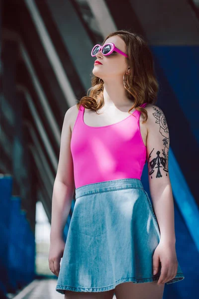 Portrait of young beautiful woman in pink retro sunglasses — Stock Photo