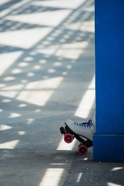 Único skate de rolo vintage branco na rua — Fotografia de Stock