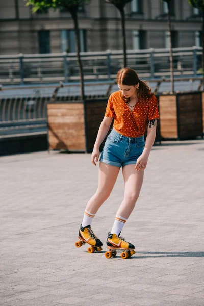 Schöne Mädchen in Jeanshosen Rollschuhlaufen auf der Straße — Stockfoto