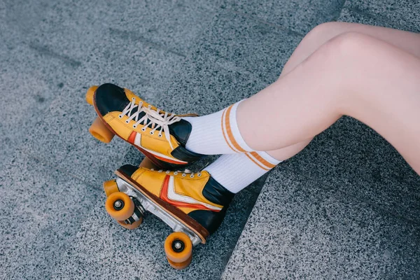 Nahaufnahme von weiblichen Beinen in Rollschuhen auf Treppen — Stockfoto