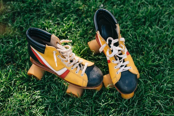 Vista close-up de patins de rolo vintage na grama verde — Fotografia de Stock