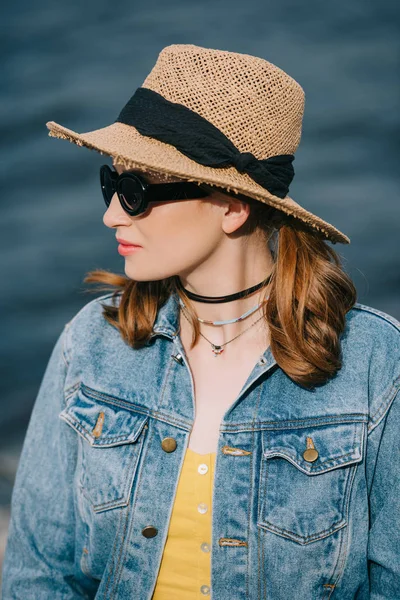 Bela menina elegante em óculos de sol e chapéu olhando para o exterior — Fotografia de Stock