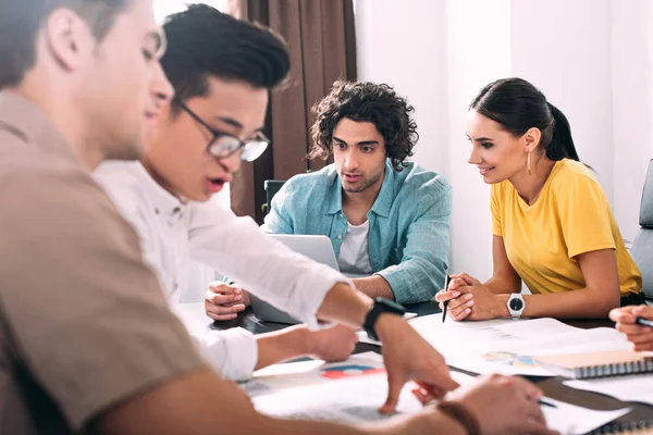 Groupe multiethnique de partenaires commerciaux se réunissant au bureau moderne — Photo de stock