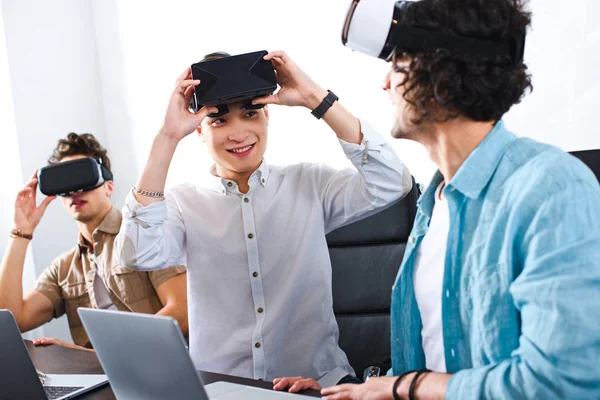 Uomini d'affari multiculturali con auricolari di realtà virtuale presso l'ufficio moderno — Foto stock