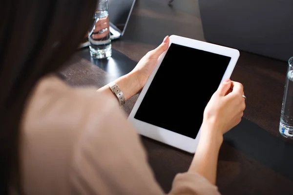 Обрезанный образ предпринимательницы с использованием цифрового планшета с чистым экраном в современном офисе — стоковое фото