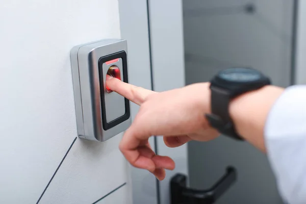 Imagen recortada del hombre con el botón pulsador del reloj de pulsera del ascensor - foto de stock