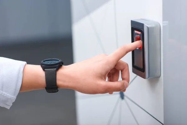 Обрезанное изображение человека с наручными часами нажатием кнопки лифта — стоковое фото