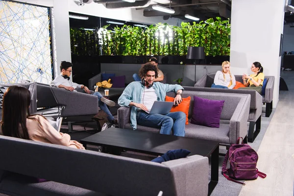 Grupo de empresarios multiculturales que trabajan y hablan en la moderna oficina de coworking - foto de stock