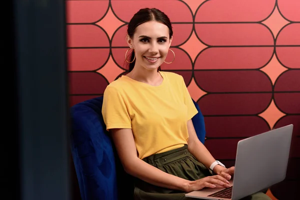 Junge Geschäftsfrau sitzt mit Laptop im modernen Büro — Stockfoto