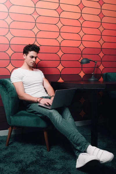 Jeune homme d'affaires travaillant avec un ordinateur portable dans un bureau moderne — Photo de stock