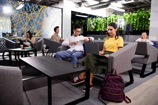 Groupe d'hommes d'affaires multiculturels travaillant dans un bureau de coworking moderne — Photo de stock