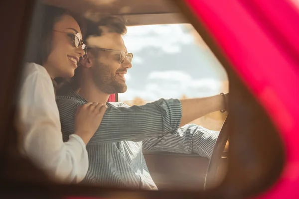 Schönes glückliches Paar, das zusammen Auto fährt — Stockfoto
