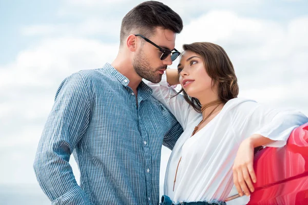 Jeune beau couple de voyageurs étreignant près de la voiture — Photo de stock