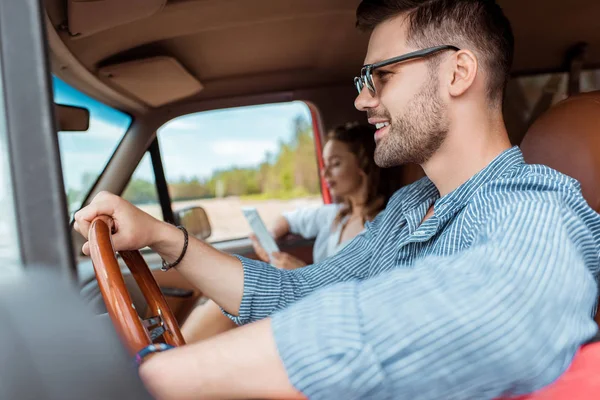 Jovem casal carro de condução durante a viagem de carro — Fotografia de Stock