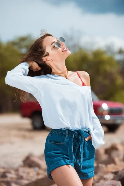 Молодая красивая стильная женщина в солнечных очках — стоковое фото