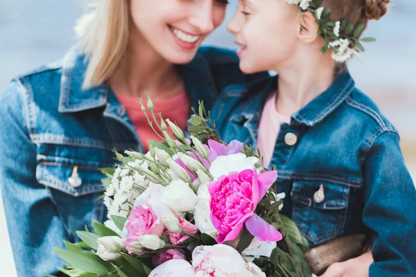 Selektiver Fokus von Mutter und Tochter im Kranz mit Pfingstrosenstrauß — Stockfoto